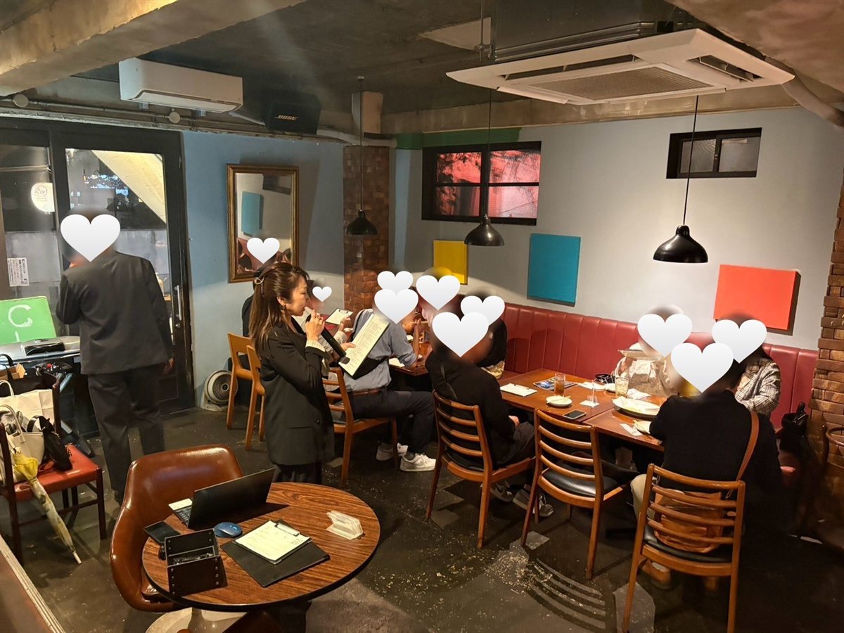 マイクを持って婚活イベントを進行する花本加奈(参加者のお顔はぼかしています)