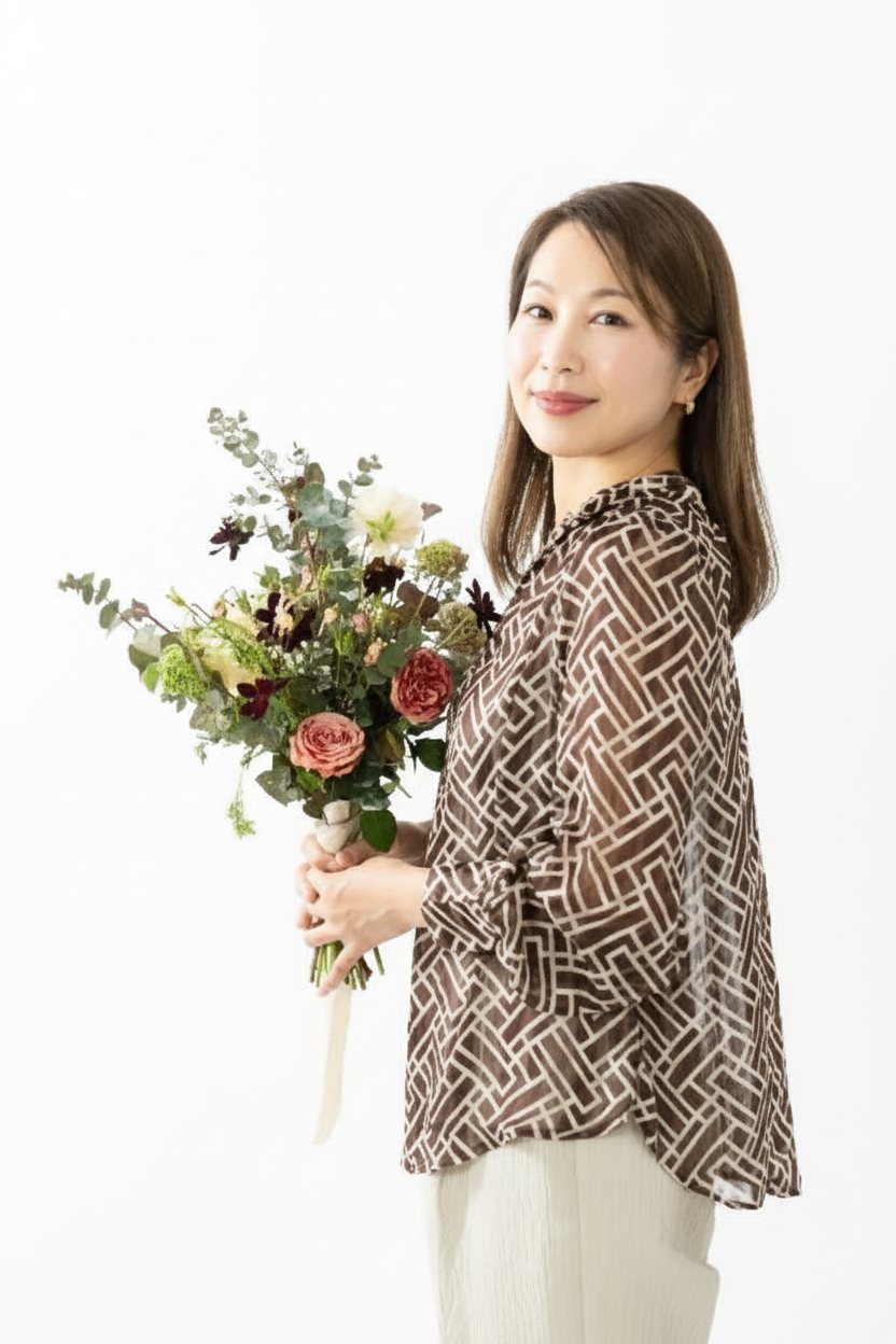 花束を持つ Brides 代表 花本加奈