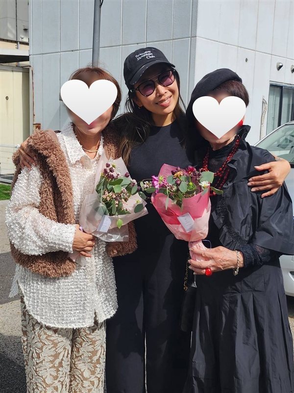 花束を持つ女性2人と並ぶ花本加奈（お二人のお顔はぼかしています）