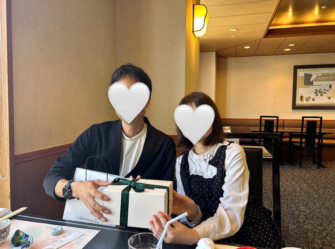 成婚されたお二人(お顔はハートで隠しています)