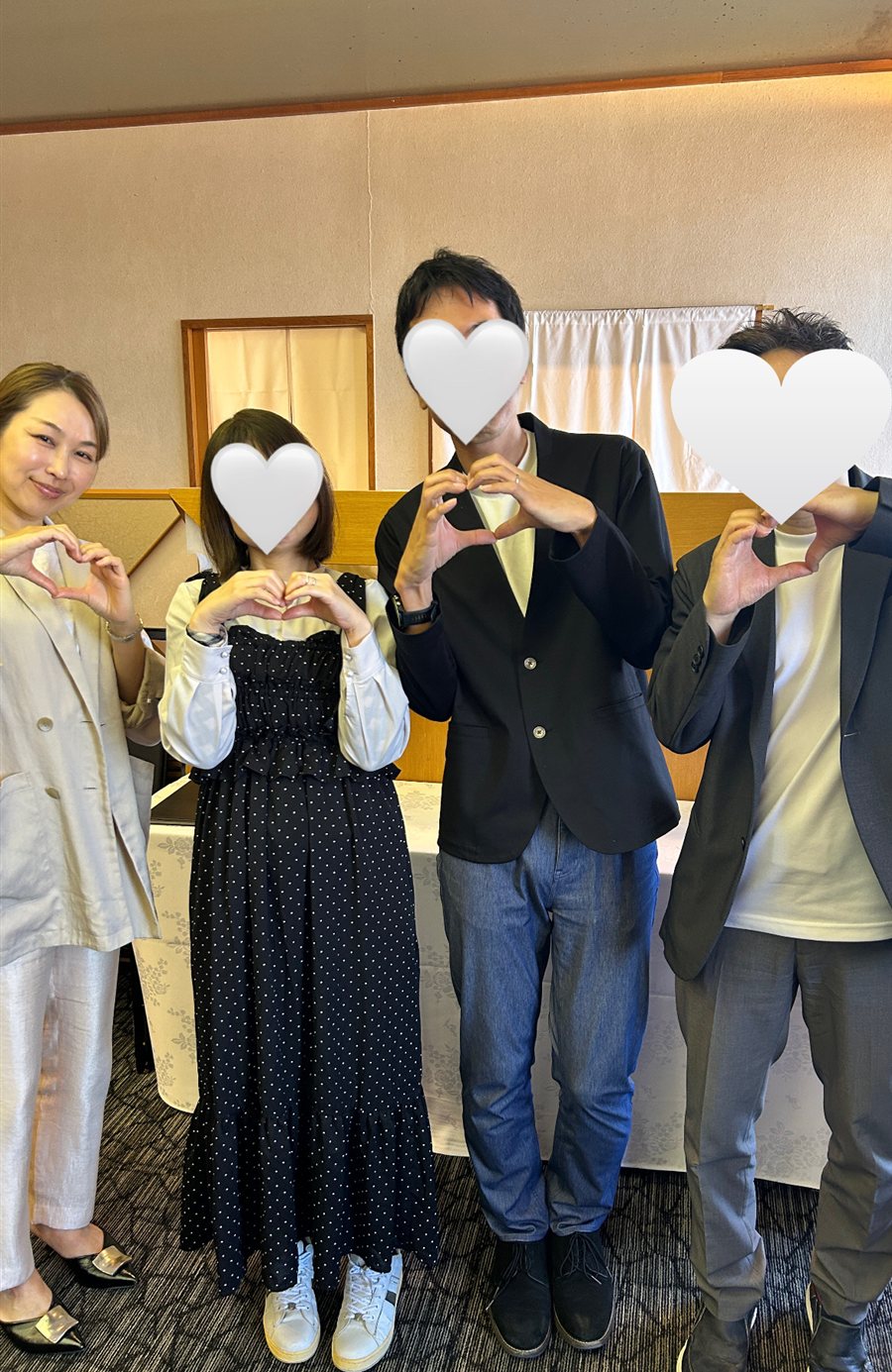 成婚されたお二人とカウンセラーの記念写真（お顔はハートで隠しています）