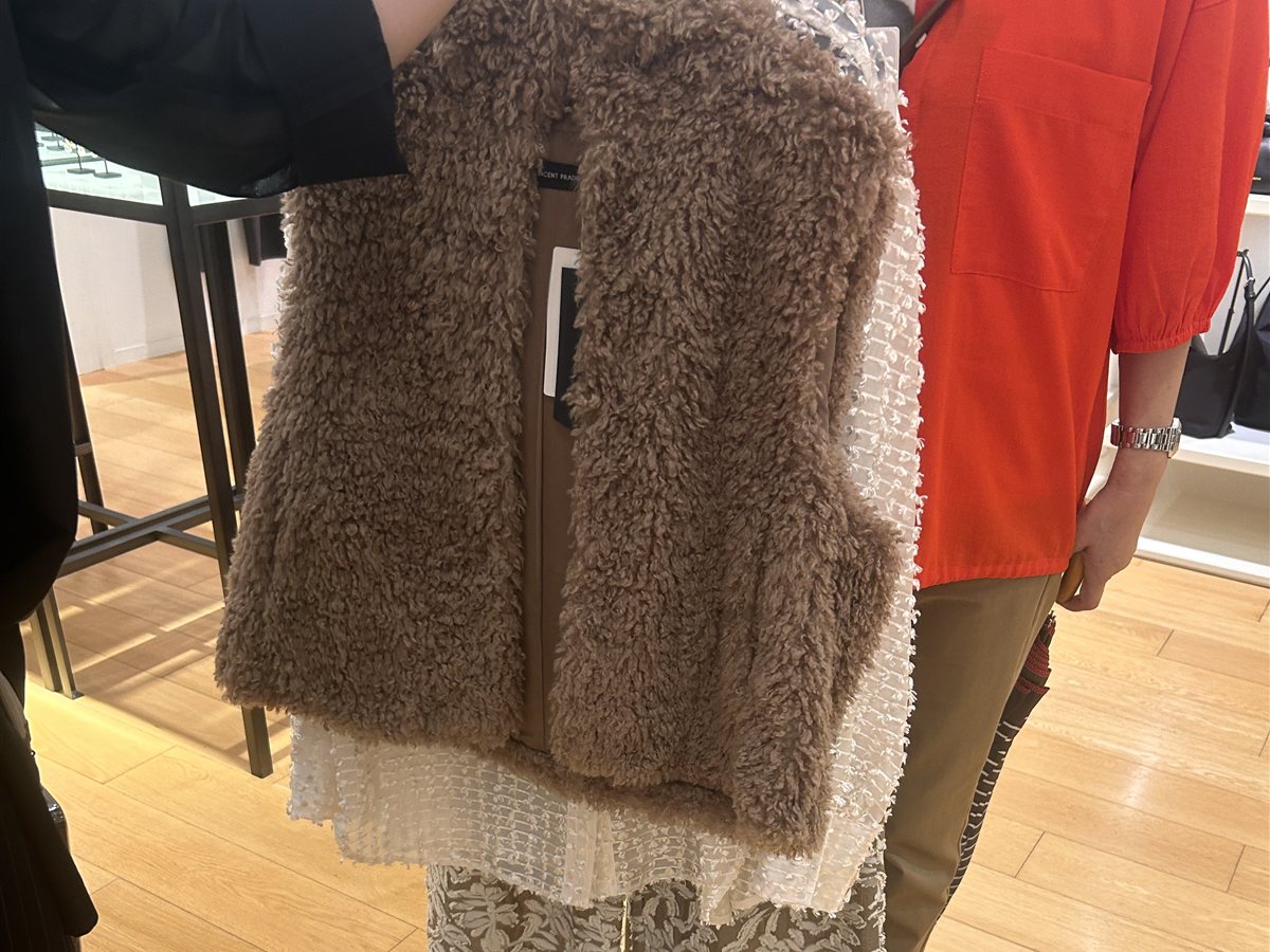 お買い物同行で、会員さまに合う服を選ぶ様子